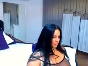 Cam-tyttövideo näyttää bbw-Arabian mimmin isot tissit.