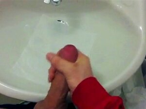 Slomo Cumshot auf öffentlicher Toilette. Slomo Cumshot auf