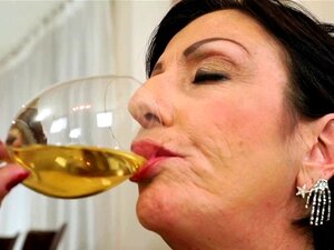 Reife Cougar bläst. Reife Cougar bläst und bekommt ein Facial nach