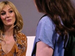 Heiße blonde MILF Mona Wales taucht ein, um Casey Calverts Muschi zu