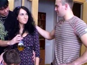 Orgasmi caldi arricchiscono la sexy ragazza. La sexy ragazza si