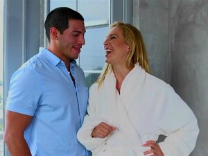 Sexy Mama Cherie Deville hüpft auf dem Schwanz vor der heißen