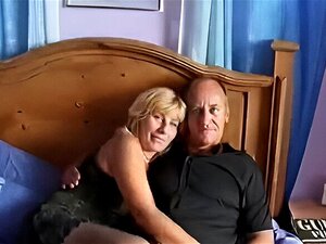 Amateur ouder stel neukt op de bank