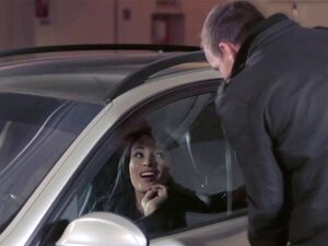 Die vollbusige Anissa Kate fickt den Chef auf dem Parkplatz