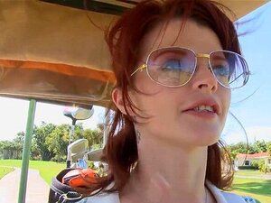 La rossa birichina honey joslyn james flirta con un fottuto. La milf
