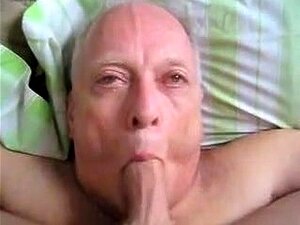 Oudere mannen zuigen een andere mannen lul