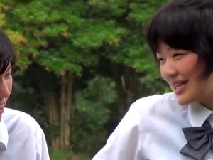 Süße japanische Schulmädchen mit Zöpfen pisst in den Wind. Süßes