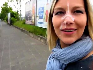 Blendende Europäerin bekommt eine heiße Ladung ins Gesicht