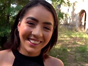 Diese spanische Schönheit weiß genau, was ihr Kunde will. Sie