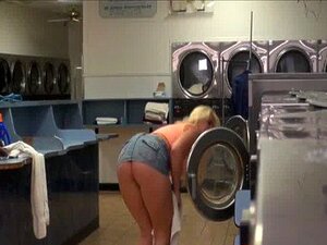 Die vollbusige Leyla Falcon bläst und fickt, während sie auf Wäsche