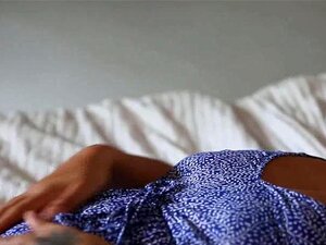 Die vollbusige Liandra masturbiert ihre Fotze