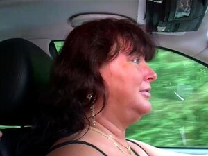 MILF-Taxifahrerin wird vom Kunden im Auto durchgefickt