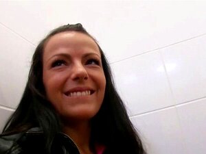 Јавни тоалет је ок за секс. Јавни