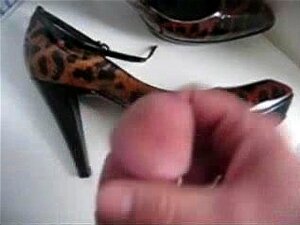 Stiefmutter im Schwiegervater wichst in High Heels
