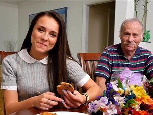 Alter Opa bekommt eine Gesichtsbesamung mit einem jüngeren Anfänger.