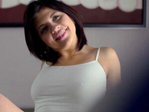 Neugieriger Opa erkundet weit geöffnete süße Muschi