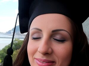 Echtes tschechisches Amateurmädchen überzeugt, ihre Muschi gegen