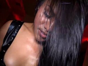 Ladyboy in un caldo outfit di latex scopa un ragazzo nel culo