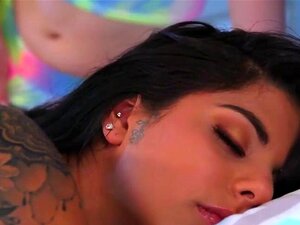 Gina Valentina ruht sich nackt aus, als ihre geile lesbische