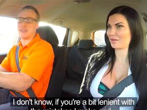 Isotissinen mimmi Jasmine Jae panee ajo-opettajaa. Tummatukkainen