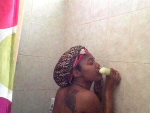 Dildo ficken in der Mama-Dusche