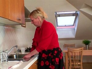 2 werknemers delen oude oma