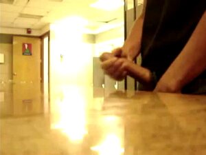 Beim Wichsen im Wohnzimmer erwischt