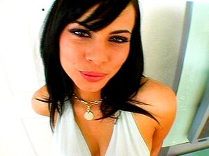 Elle se fait éjaculer sur le visage puis avale, Bienvenue nos fans
