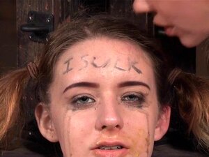 Kleine Hure von ihrem Femdom-Meister gefesselt. Kleine Hure von ihrem