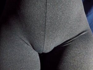 Sieh meinen Hügel in grauen Leggings