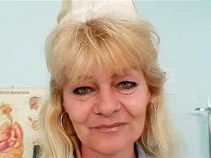 Alte blonde Dame zeigt ihre natürlichen Titten