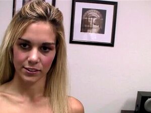 Heiße 18-jährige dreckige Blondine bekommt ihre süße Muschi