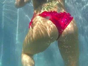 Großtittige Babe wird im Wasser gefickt