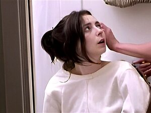 Erleben Sie die freche Bestrafung einer verführerischen Schönheit in