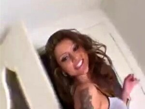 Laat je fantasieën de vrije loop met deze verleidelijke pornosterren.