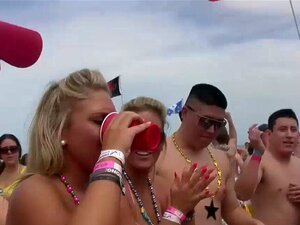 Garotas adoráveis ficam nuas na festa. Mulheres deslumbrantes