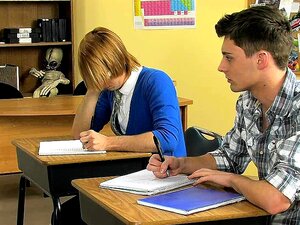 Twinks in der Nachsitzung fangen an, sich gegenseitig nach dem Lehrer