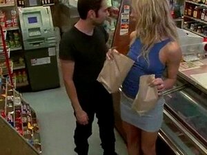 Rassige Gangbang-Bestrafung. Atemberaubende Babe bekommt eine laute