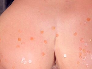 Brünette Süße in Fesseln wird gewichst. Heiße brünette Süße Sub