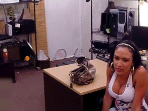 Latina mit großen Titten bot Geld für einen Fick im Bauernhof an.