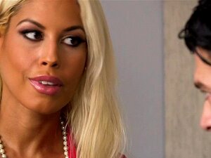 College-Typ fickt busty Latina-Lehrerin. College-Typ hat seine