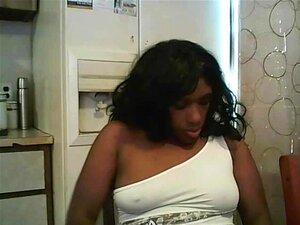 Ragazza nera arrapata che fuma in cucina