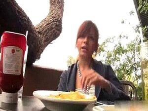 Sexy brünette Frau wird geil beim Trinken