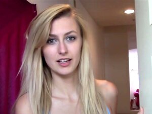Absolut atemberaubende blonde Agentin fickt Mieter in Wohnung,