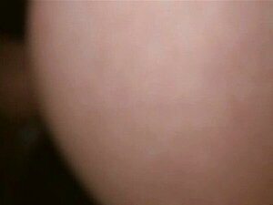 Lass uns sehen, wie Anina, eine gestrandete Süße, von zwei großen