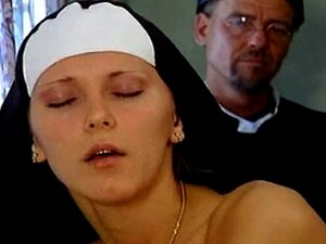 Sarah Nice bestraft busty Nonnen