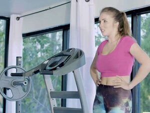 Sexy MILF Alexis hat Sex mit Lena Paul nach dem Workout