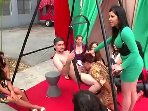 CFNM-jätkä imetään ja pannaan amatöörityttöjen toimesta