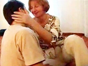 Кугарка јебе млађег типа на поду