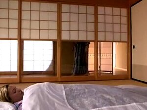 Seksspeeltjes en Japanse lul voor verse pornoster (gecensureerd)